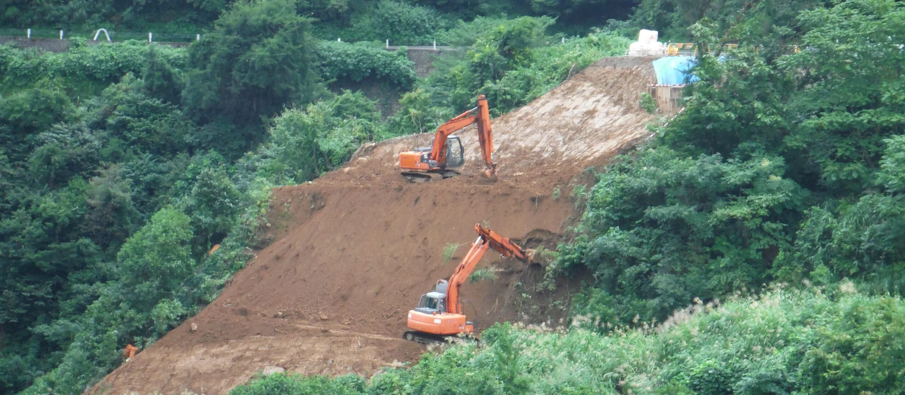 森林に囲まれた斜面での土木工事