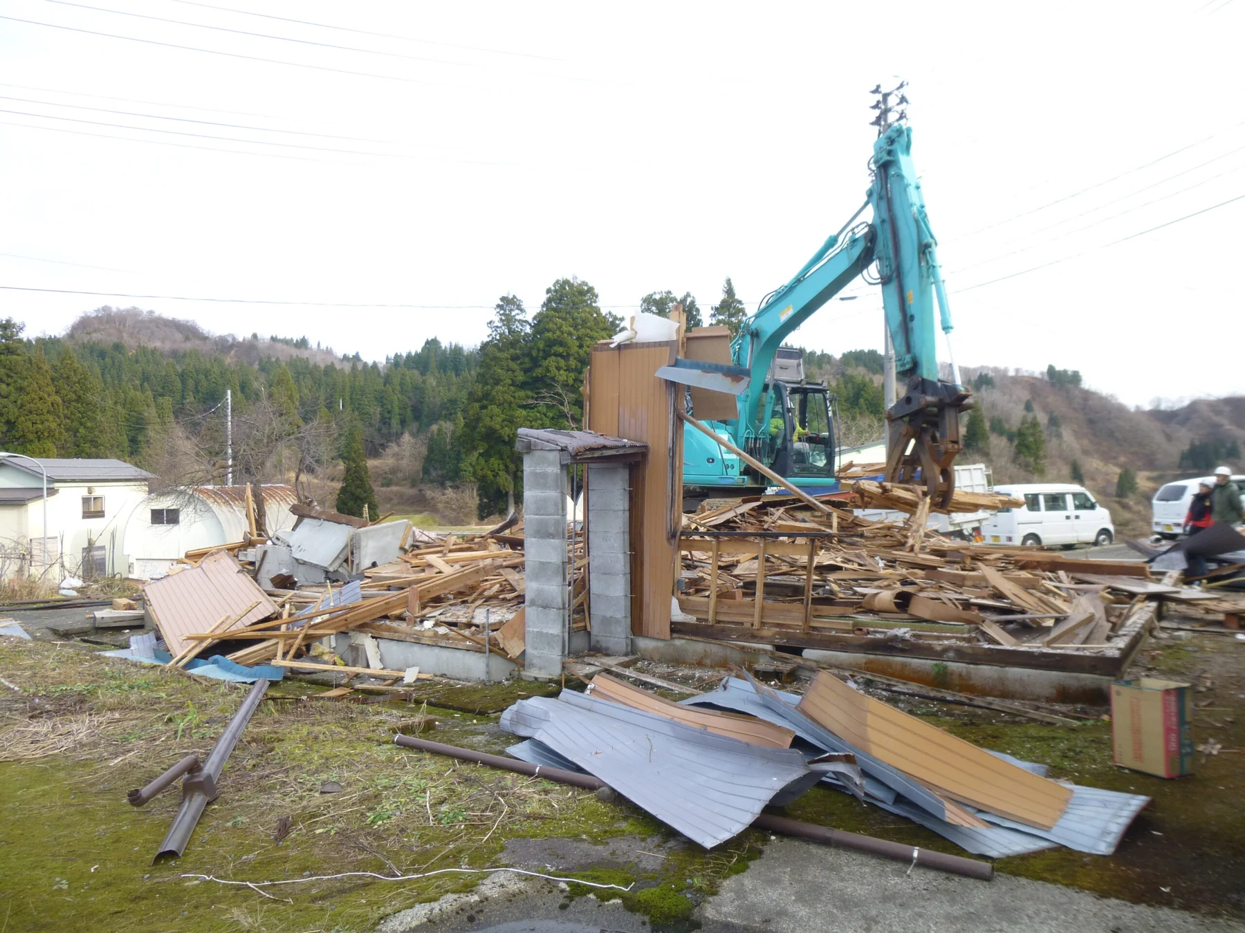 重機による建物の解体工事